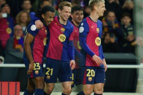 九游官网-Faker重返赛场，反败为胜首场状态出色，西班牙队观众沸腾！-九游官网